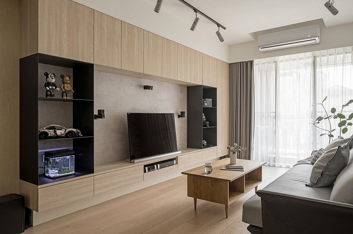 There is no sunken entrance hall to collect dust, but there is an additional folding door, which can be called a \"textbook style\" decoration.