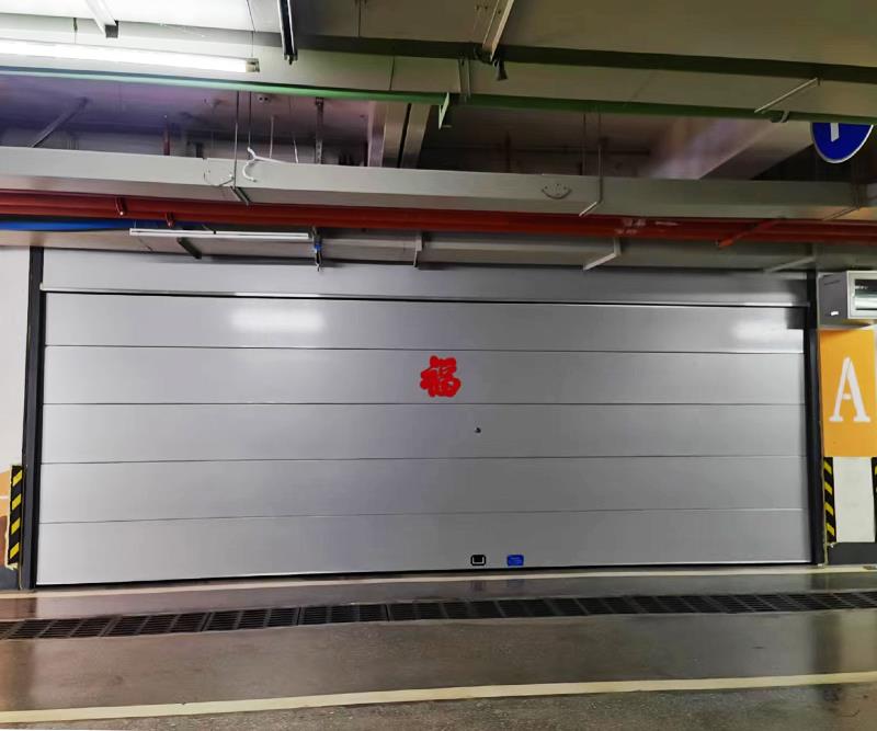 How many lifting methods are there for industrial lifting doors?