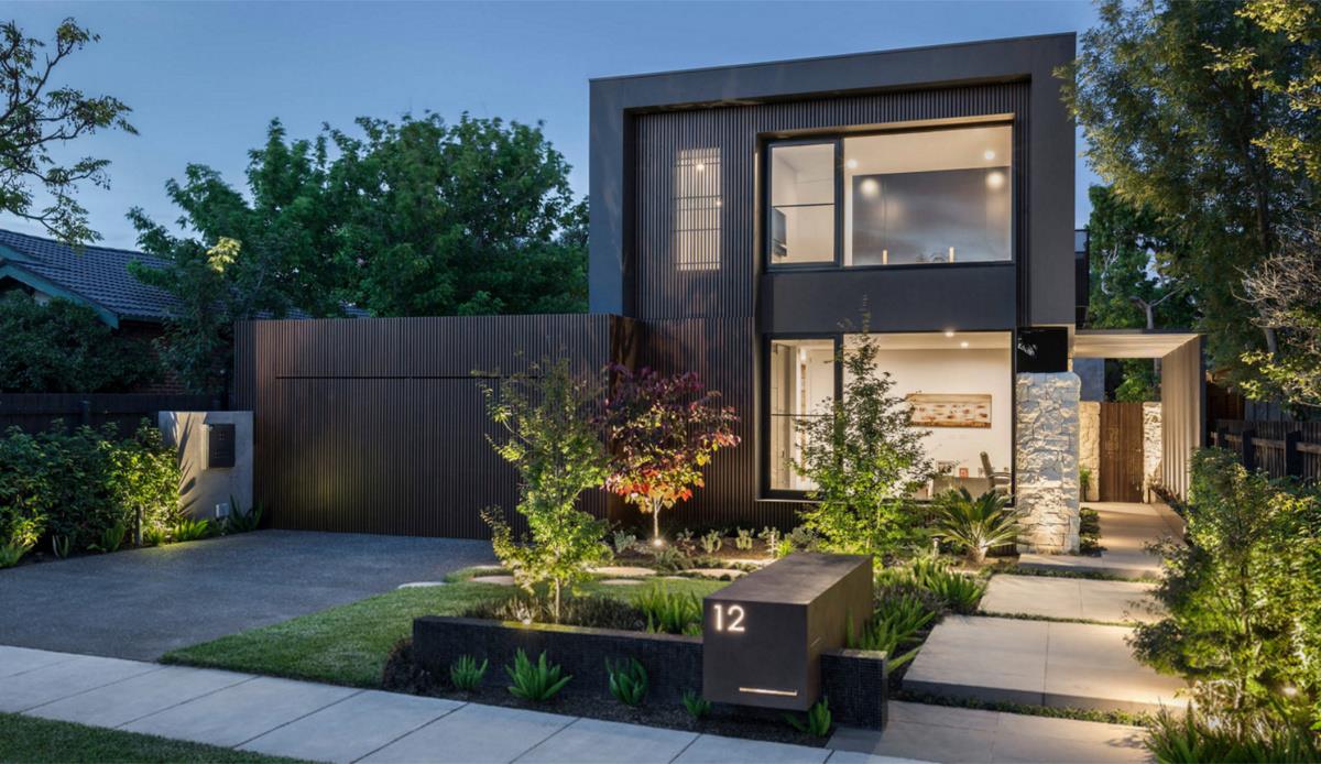 The design of the private courtyard entrance door is very beautiful