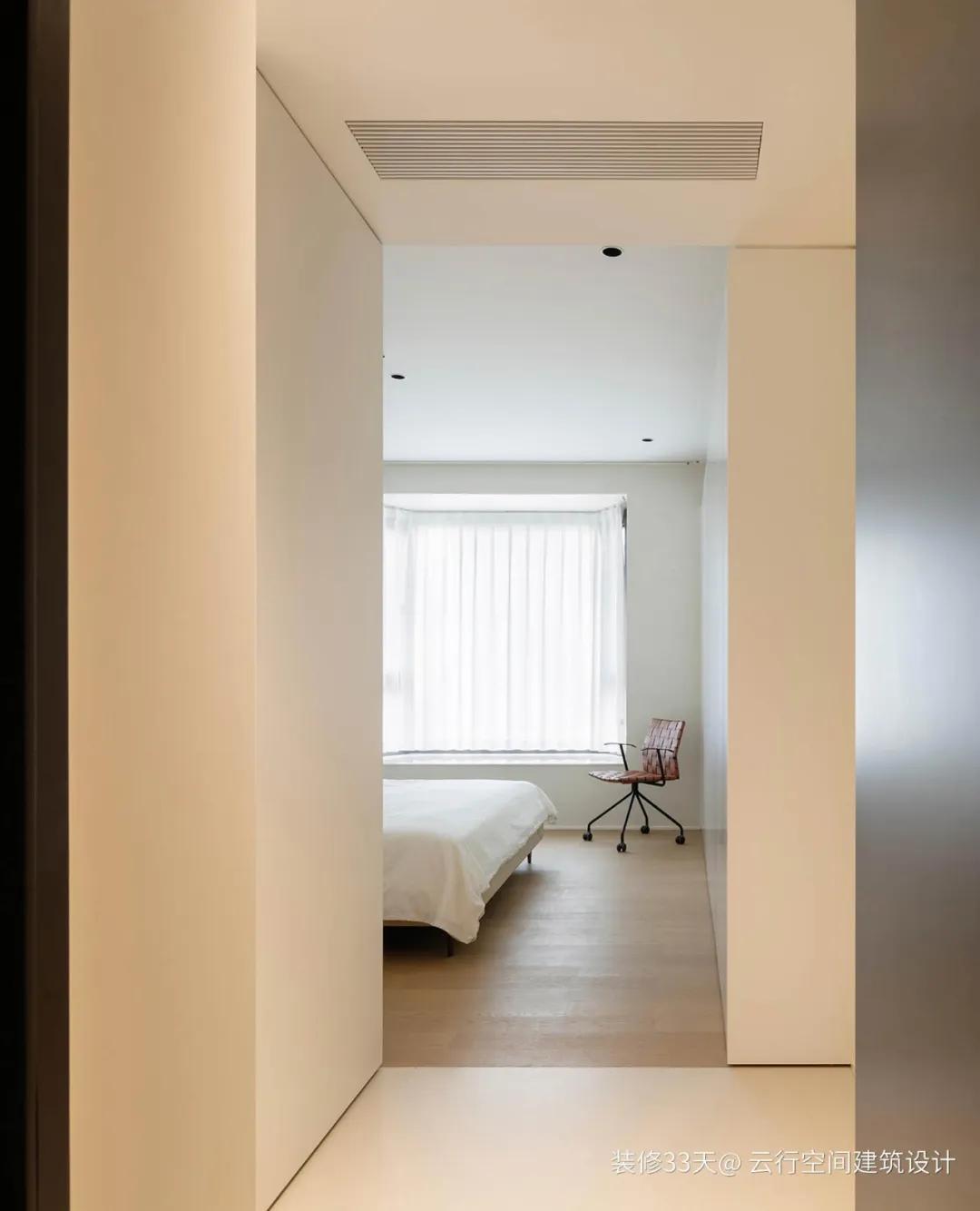 There is a billiard table in the restaurant, folding doors in the study, and a 140-square-meter modern minimalist wedding room.