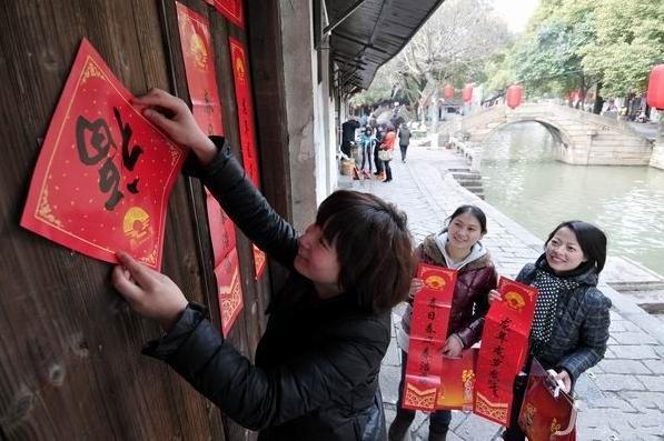 How to separate the left and right sides of Spring Festival couplets? Should the word \"福\" be pasted upright or backwards? Here comes the answer