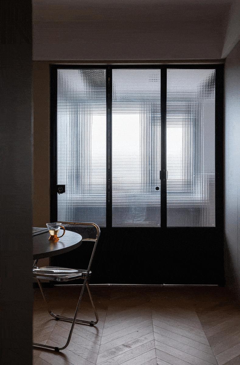 Few families choose traditional sliding doors. These 4 new \"sliding doors\" are eye-catching and really good.