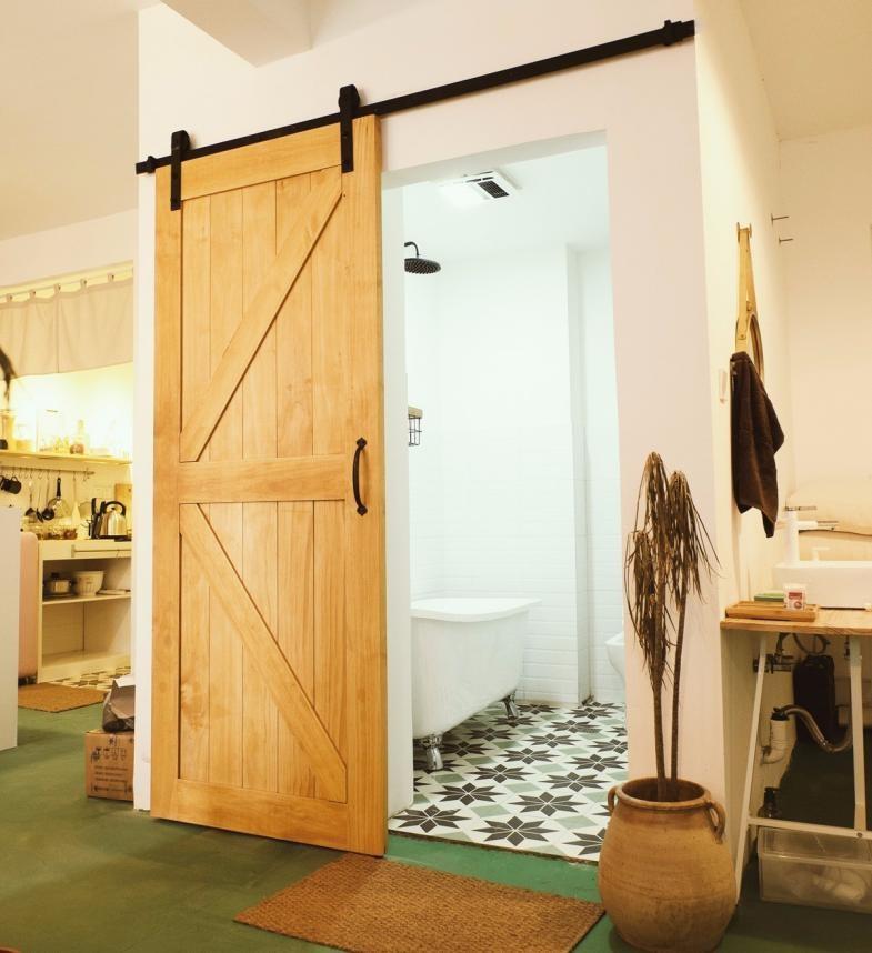 Few families choose traditional sliding doors. These 4 new \"sliding doors\" are eye-catching and really good.