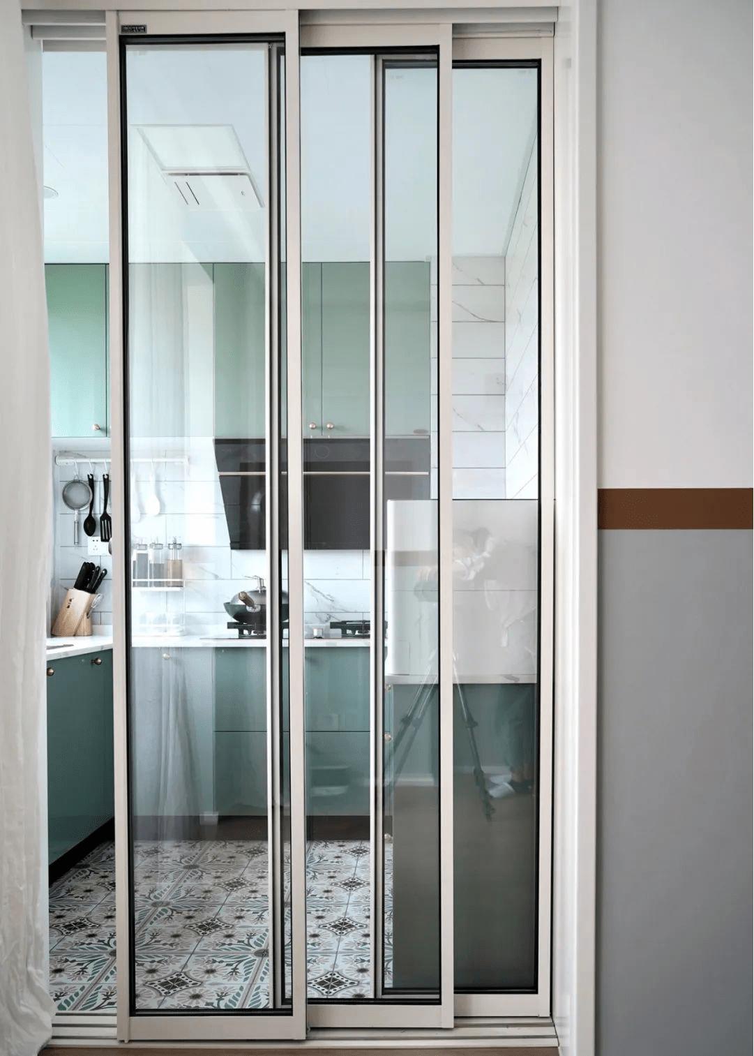 Few families choose traditional sliding doors. These 4 new \"sliding doors\" are eye-catching and really good.