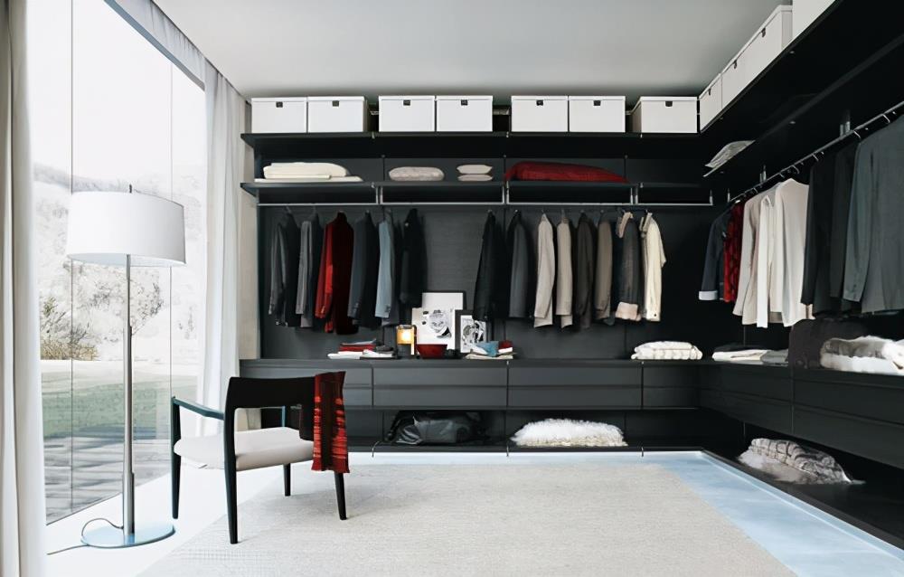 More and more people no longer install sliding doors in their wardrobes, and use these popular doors instead, which are beautiful and do not take up much space.