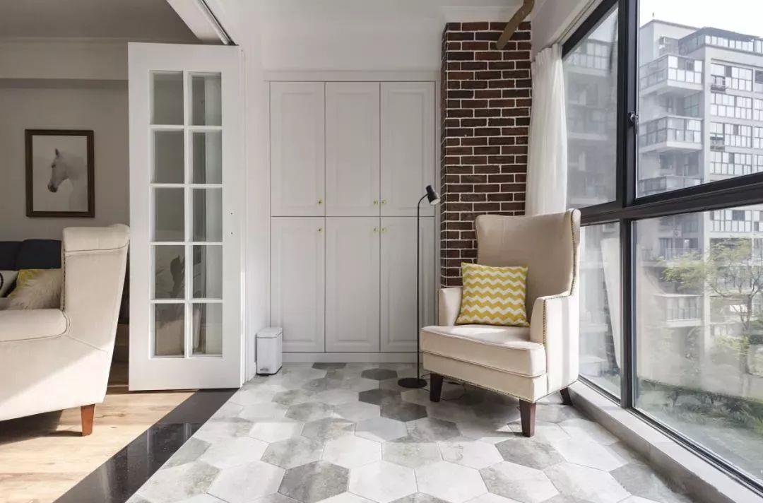 Senior designer advises: Folding doors are really useful, making small apartments less crowded.