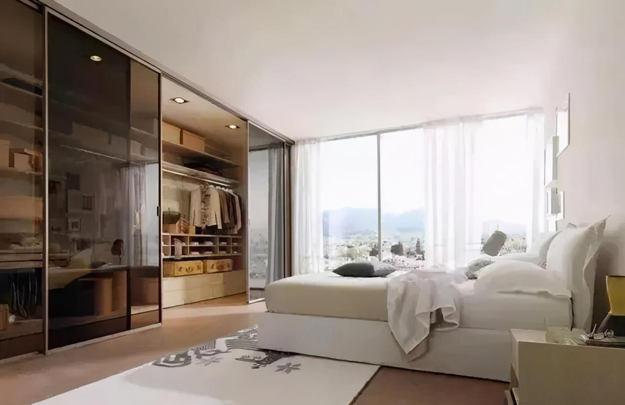 More and more people no longer install sliding doors in their wardrobes, and use these popular doors instead, which are beautiful and do not take up much space.