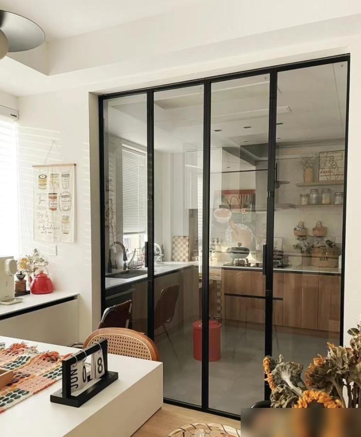 Why has everyone given up on sliding kitchen doors? Just look at the folding doors used by Cantonese people and you will know