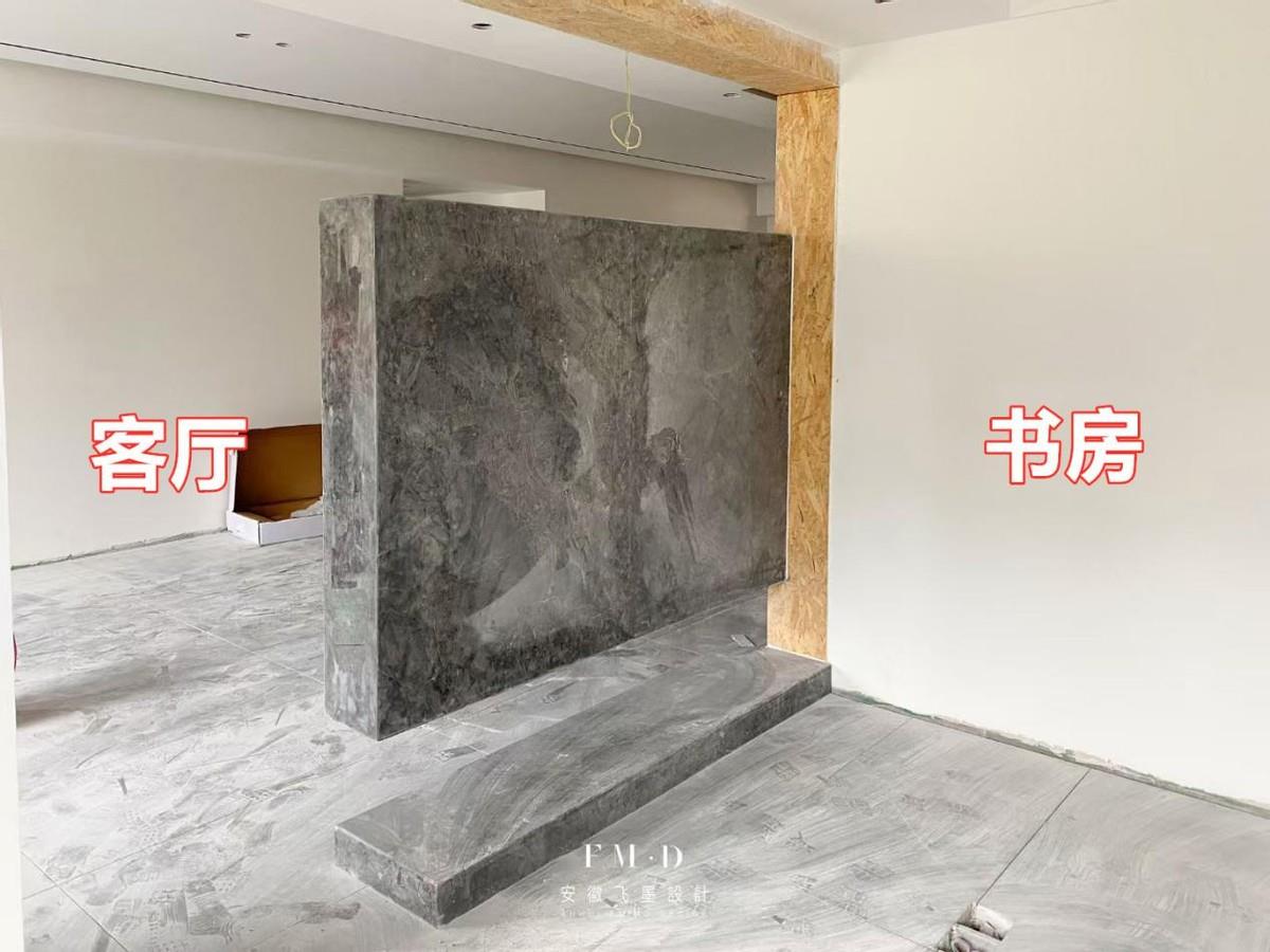 Remove the partition wall between the living room and the study room, and use a wall-mounted suspended TV wall as a partition to realize the interconnection and sharing of functional areas.