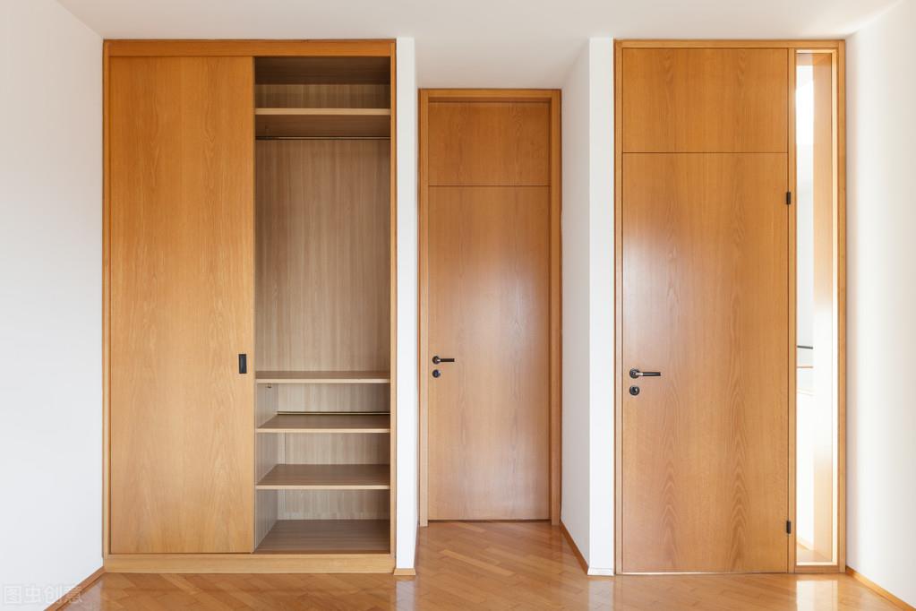 How to choose a wardrobe door? Flat door or carved door?
