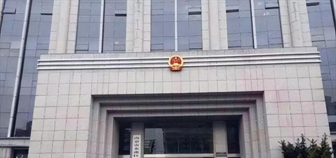 A property owner in Nanjing was forced to pass through an electric door and fell to death. The family claimed 620,000 yuan from the property, and the court ruled