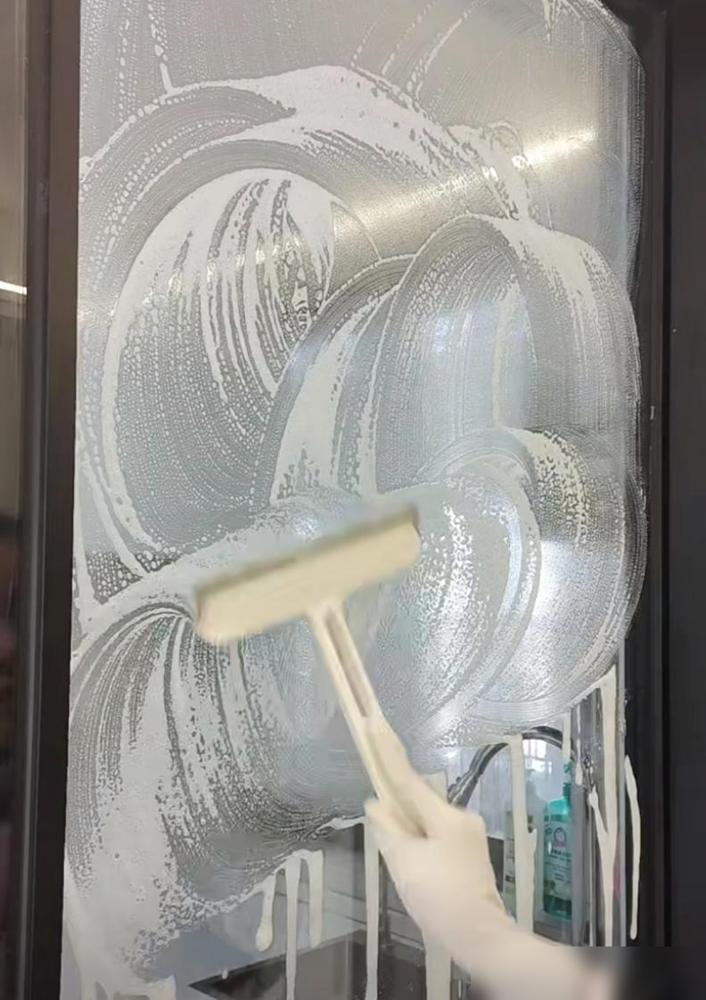 Why has everyone given up on sliding kitchen doors? Just look at the folding doors used by Cantonese people and you will know
