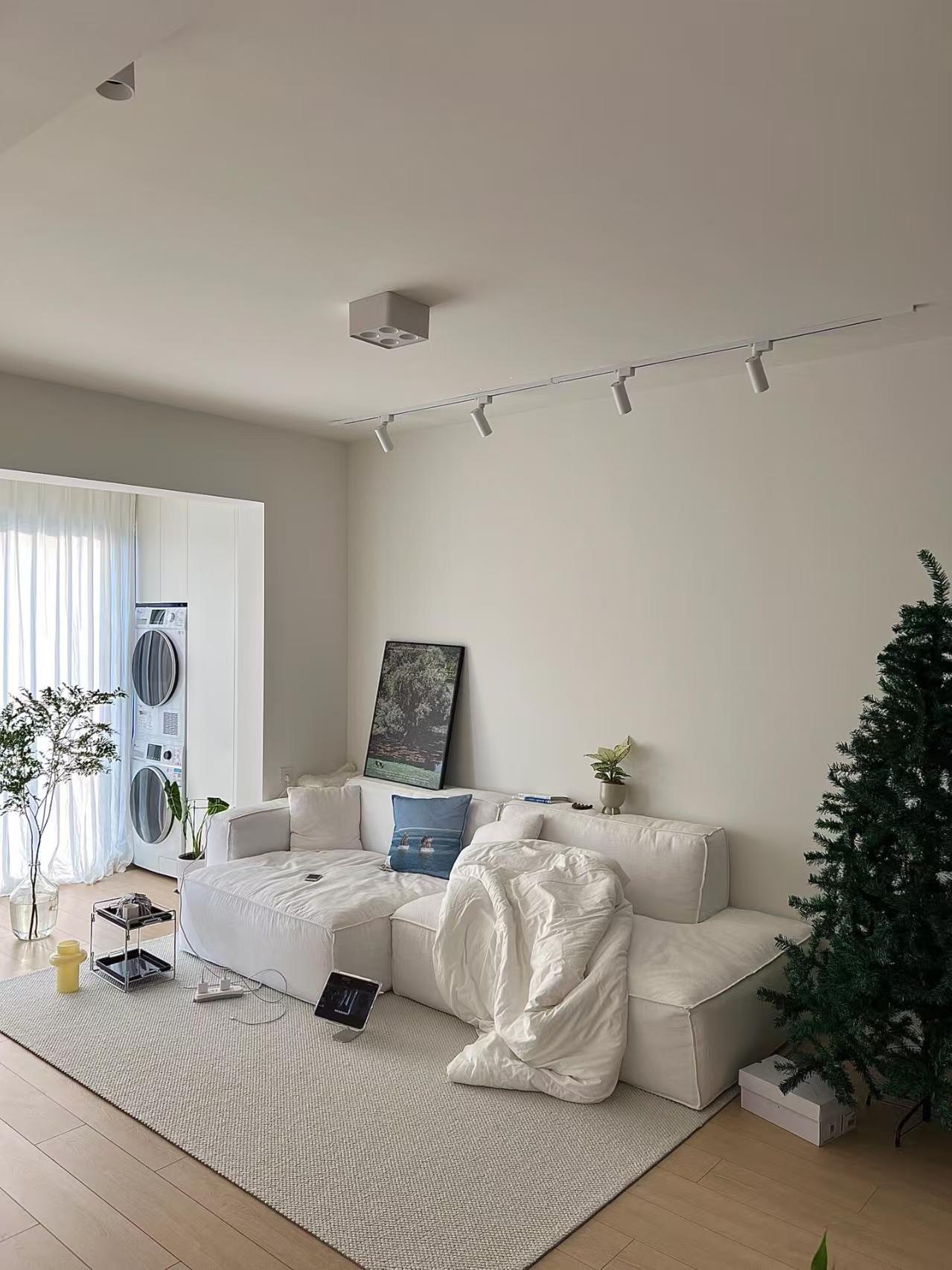 I am impressed by the “decoration wisdom” of young people! Good-looking and practical, the main thing is to save money