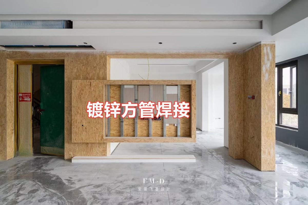 Remove the partition wall between the living room and the study room, and use a wall-mounted suspended TV wall as a partition to realize the interconnection and sharing of functional areas.