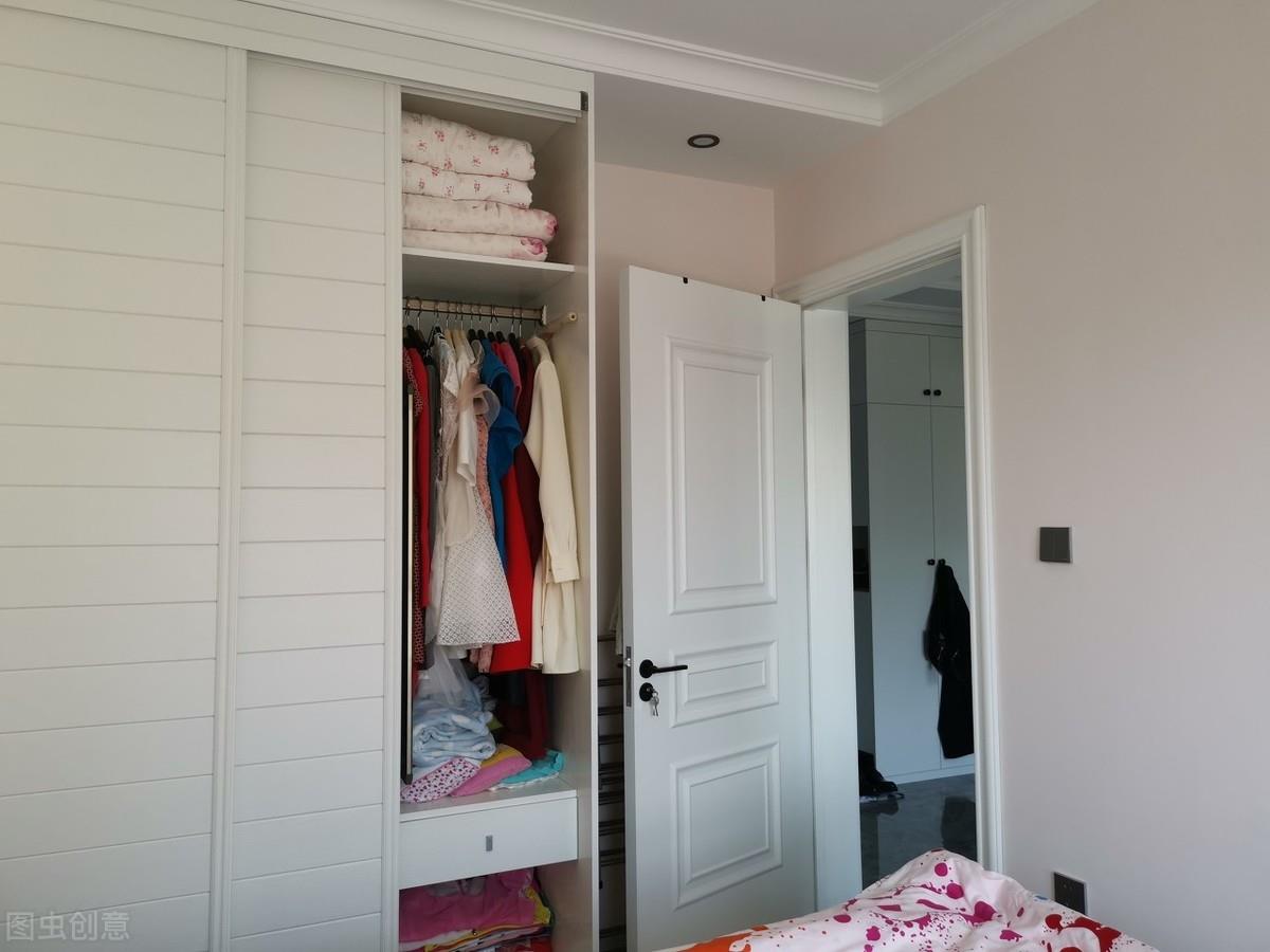 How to choose a wardrobe door? Flat door or carved door?