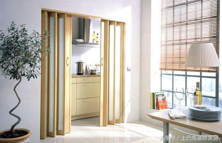 I just realized that the kitchen door can still be installed like this. Looking at my own home, I really regret installing it too early!