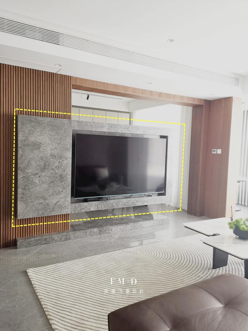 Remove the partition wall between the living room and the study room, and use a wall-mounted suspended TV wall as a partition to realize the interconnection and sharing of functional areas.