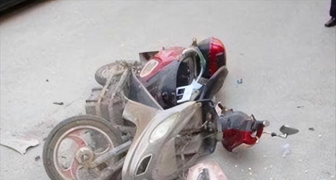 A property owner in Nanjing was forced to pass through an electric door and fell to death. The family claimed 620,000 yuan from the property, and the court ruled
