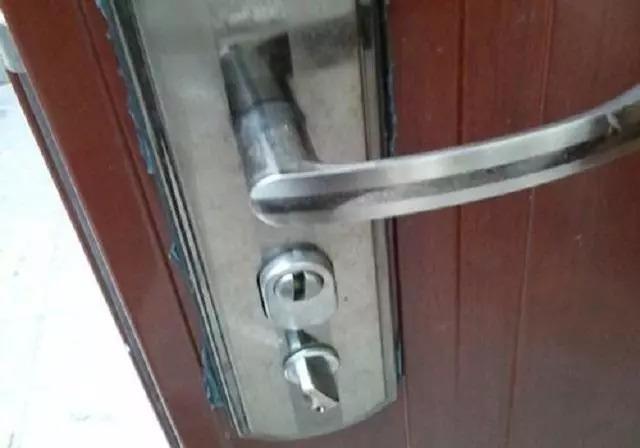 Should I replace the entrance door provided by the developer? Don’t worry anymore, the conscientious building materials boss gives you 2 options