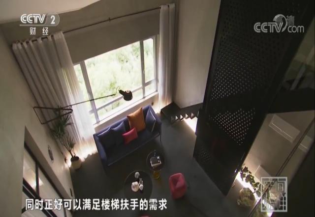 Cement, iron art, and large glass windows make young people’s home decoration so different.