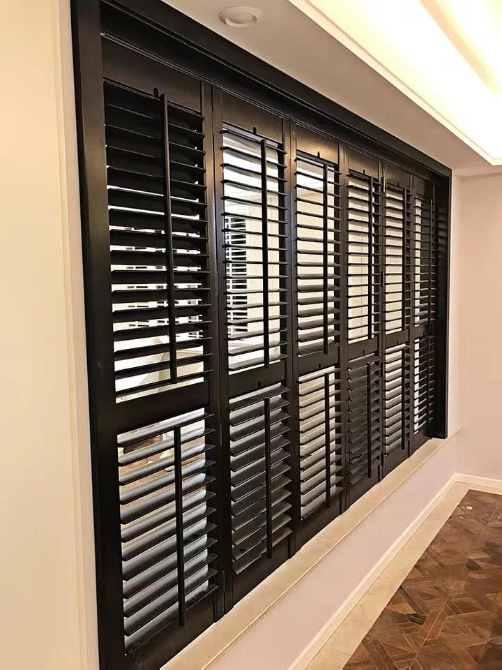 Blinds are not only beautiful, they are suitable for many spaces. The key is that they also have many functions.