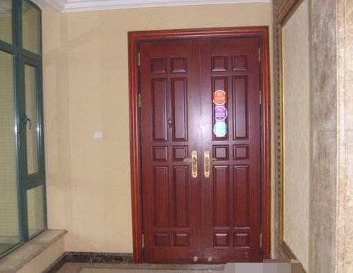 Should I replace the entrance door provided by the developer? Don’t worry anymore, the conscientious building materials boss gives you 2 options