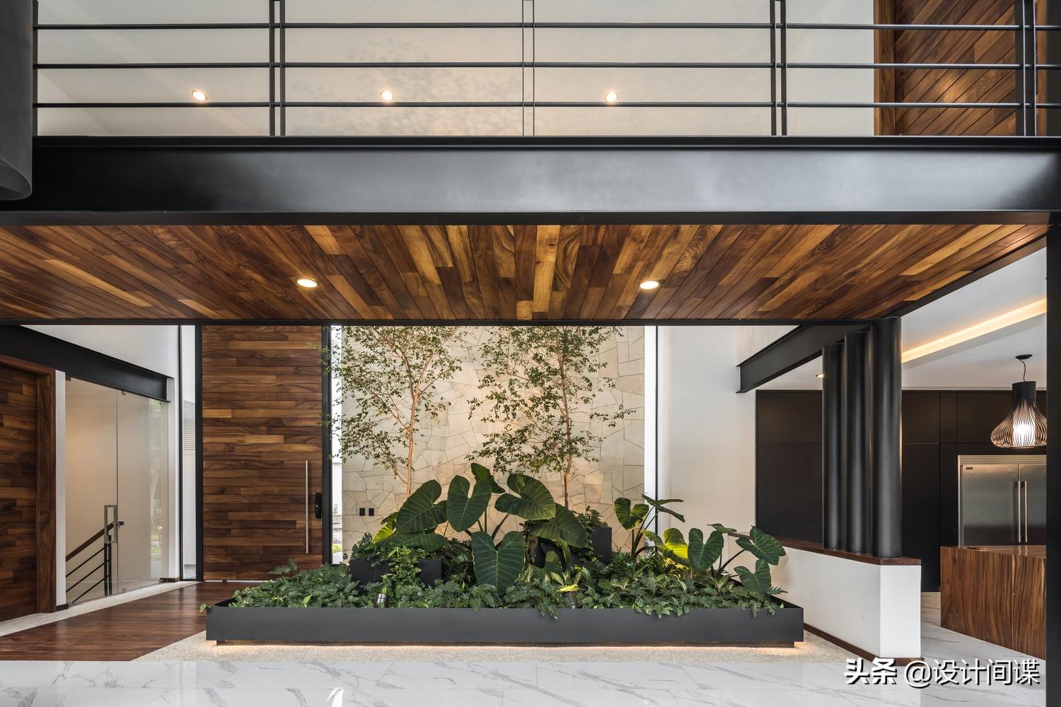 Villa design: The luxurious villa starts from the gate, with a unique design of spiral staircases inside.