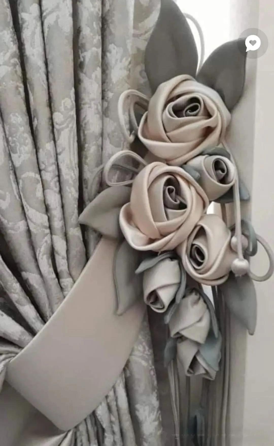 [Appreciation of Fabric Art] Use your little hands to make the plain curtains bloom with flowers. There is an illustrated tutorial on flowers at the back.