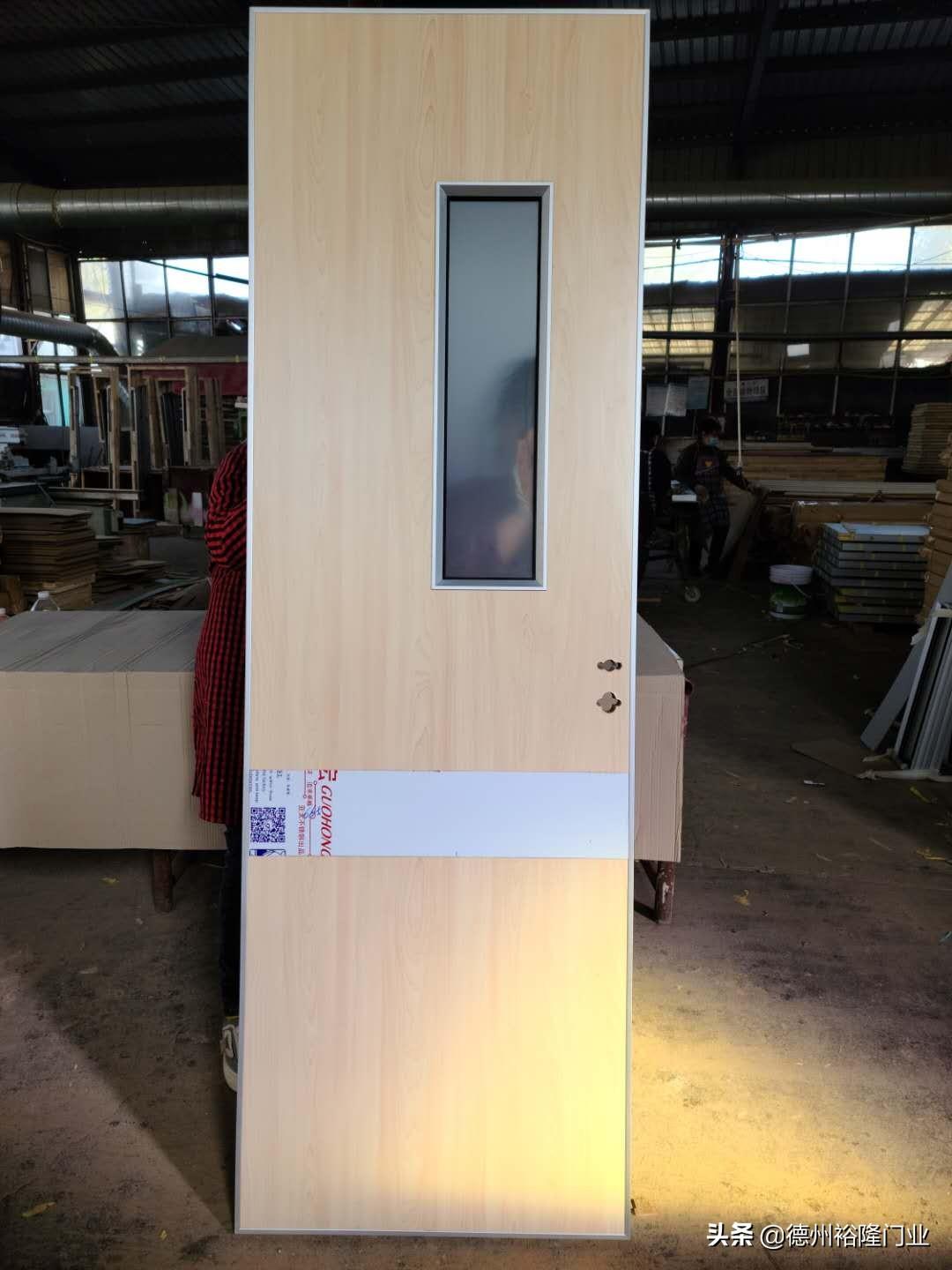 The difference between black crystal waterproof aluminum wooden door and carbon crystal panel door
