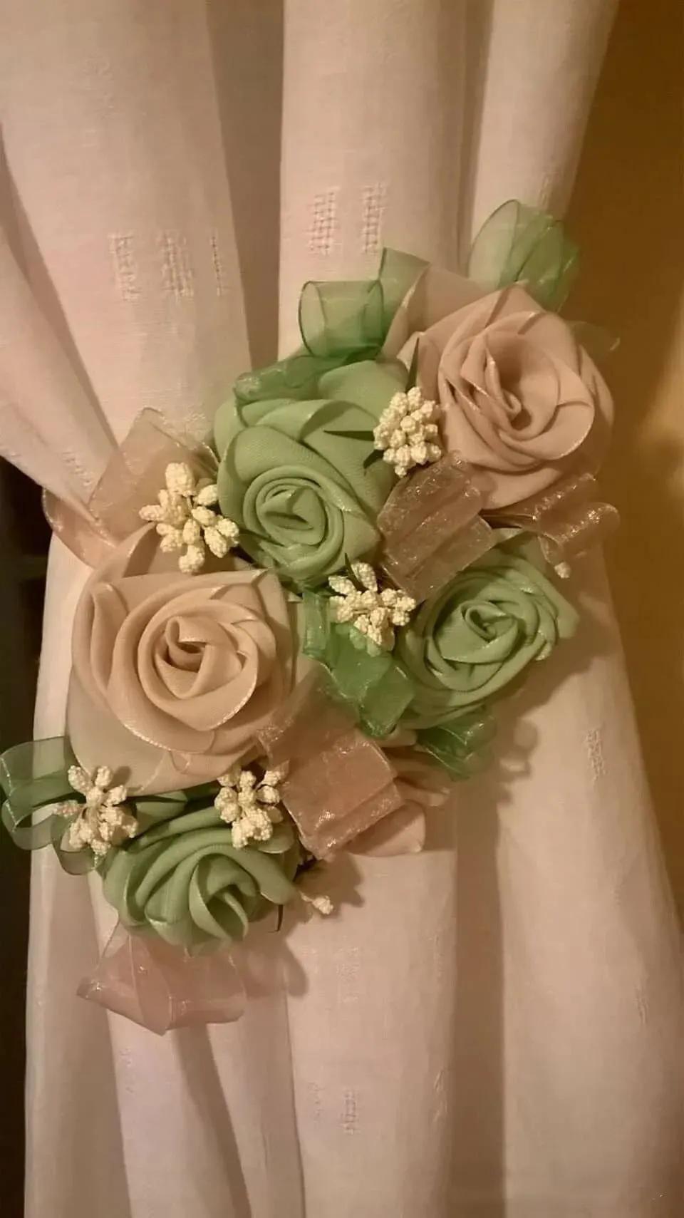 [Appreciation of Fabric Art] Use your little hands to make the plain curtains bloom with flowers. There is an illustrated tutorial on flowers at the back.