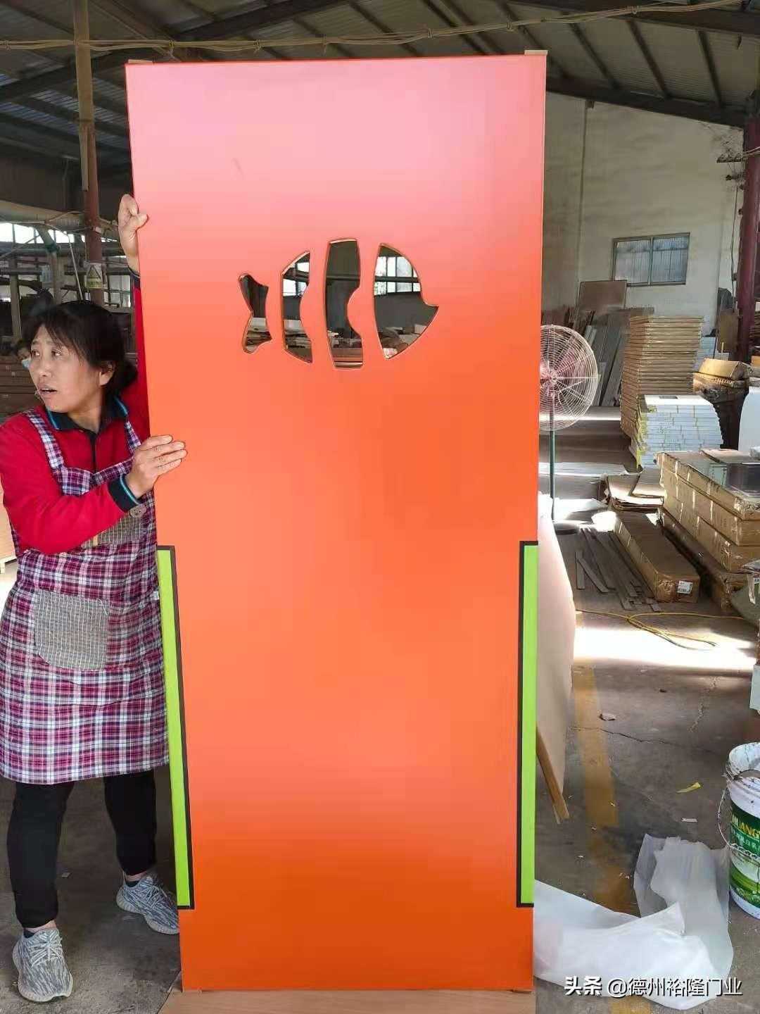 The difference between black crystal waterproof aluminum wooden door and carbon crystal panel door