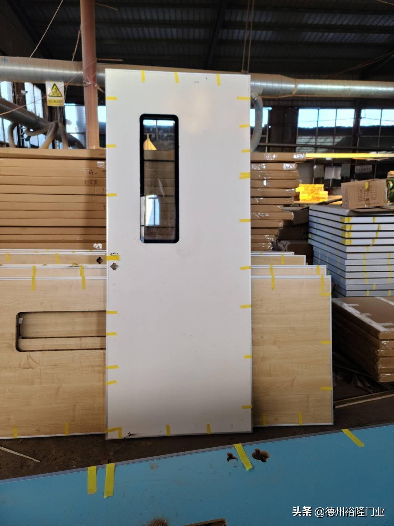 The difference between black crystal waterproof aluminum wooden door and carbon crystal panel door