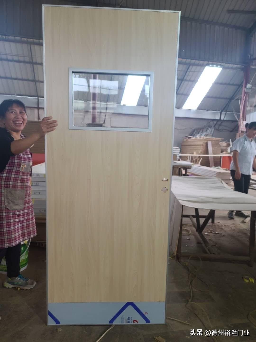 The difference between black crystal waterproof aluminum wooden door and carbon crystal panel door