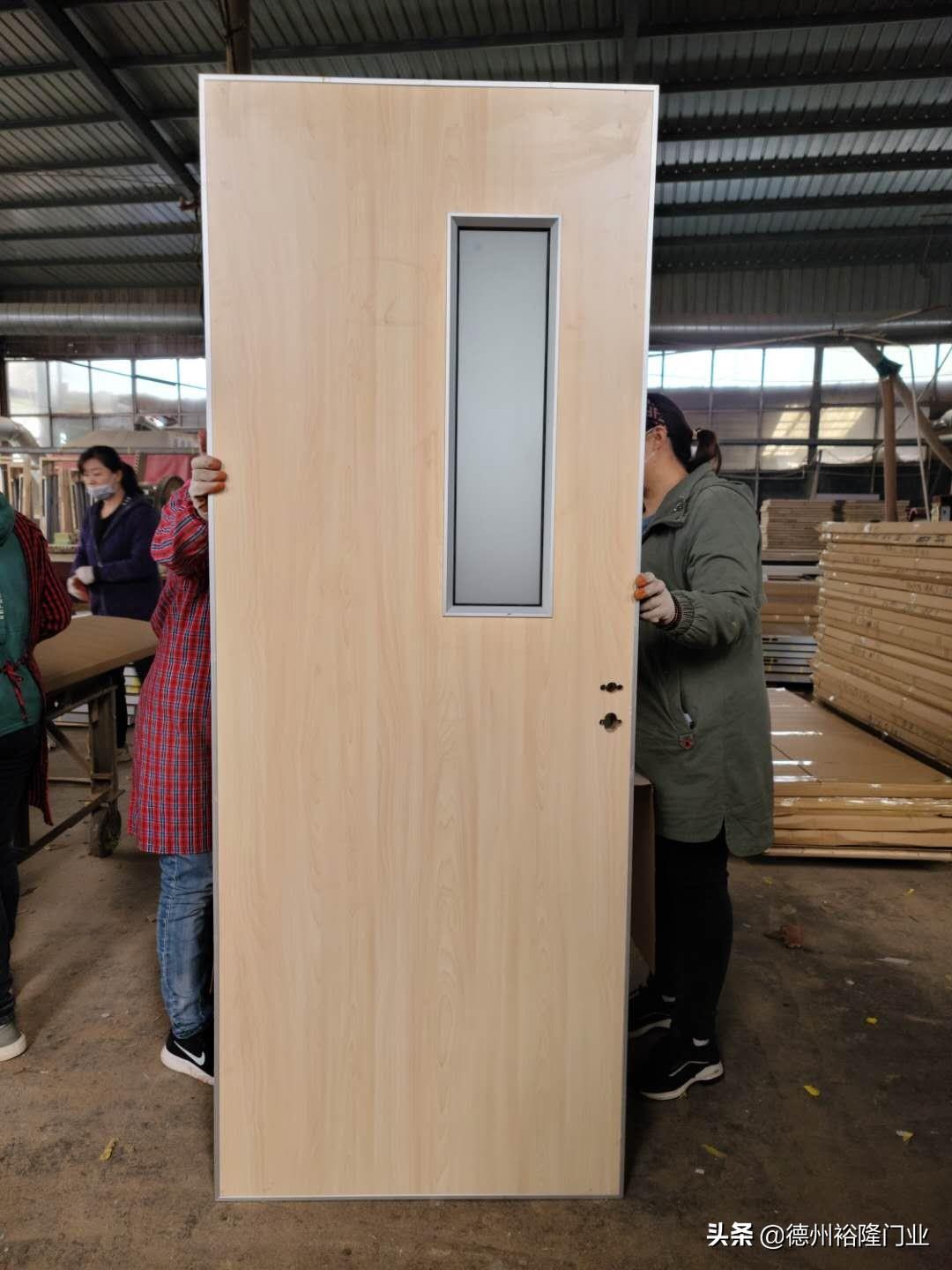 The difference between black crystal waterproof aluminum wooden door and carbon crystal panel door