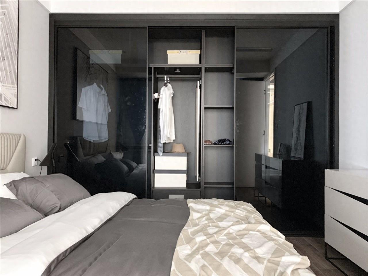The wardrobe door is designed like this, making it feel free and casual! \"F&D Full Case System Home Furnishing\"