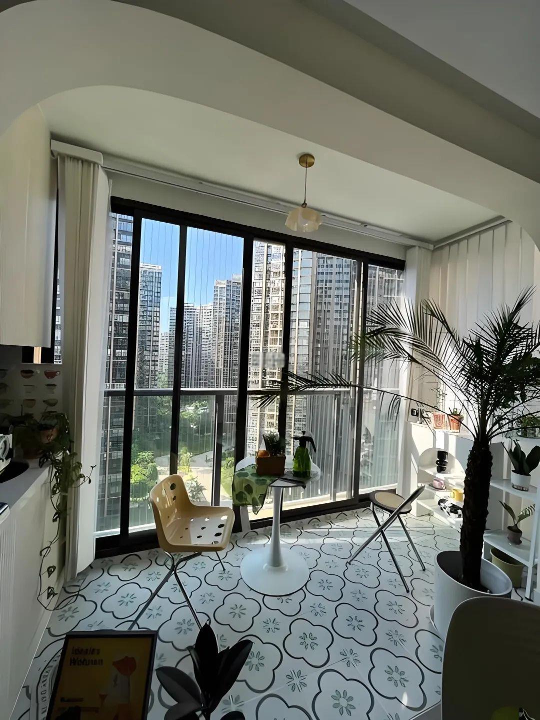 My husband had a sudden idea and insisted on sealing the balcony with a sliding door. After moving in, it smelled much better than the floor-to-ceiling glass.