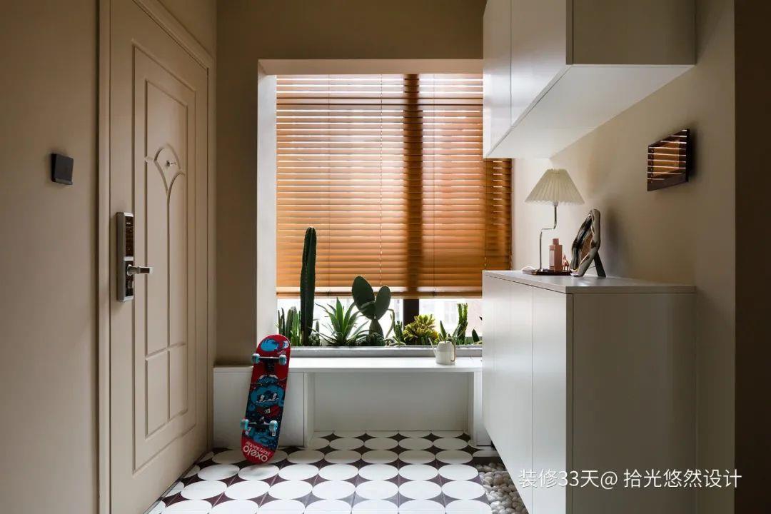 Curved door opening, glass partition wall, magazine rack barn door, retro mix and match for a family of three