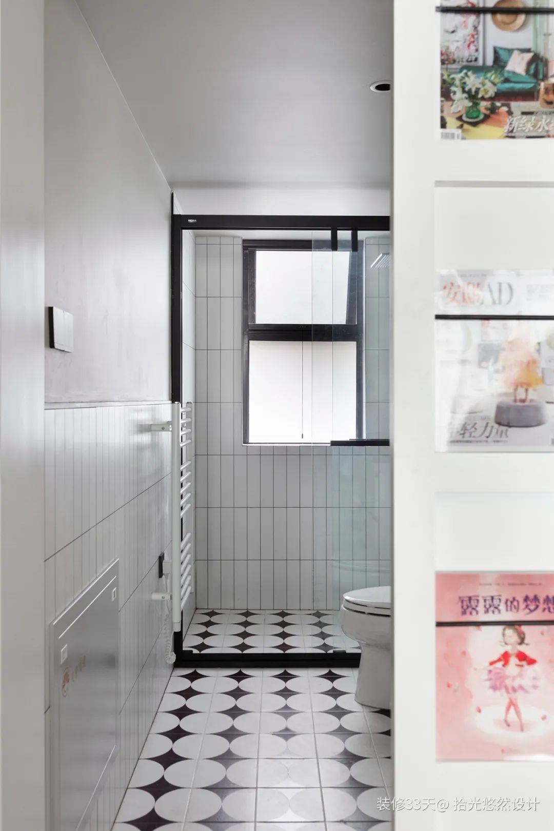 Curved door opening, glass partition wall, magazine rack barn door, retro mix and match for a family of three