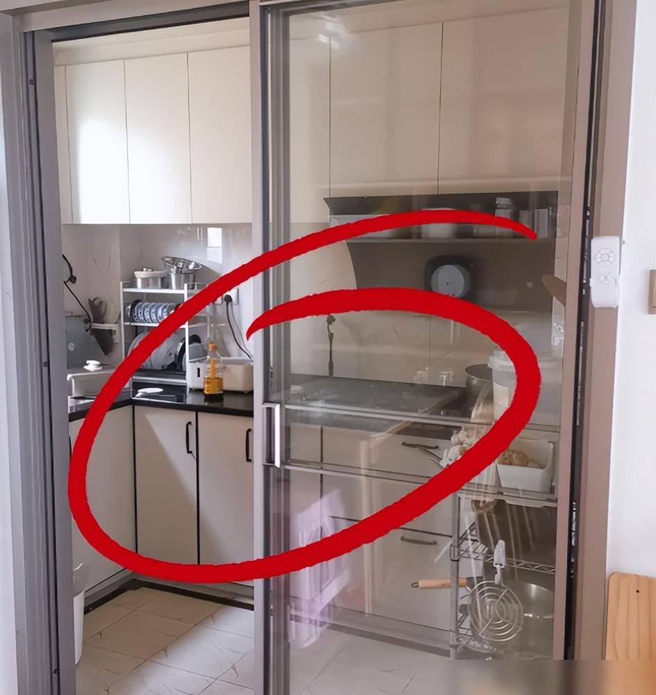 Kitchen or \"sliding door\"? It’s outdated, now the “PD door” is popular, it’s tight and looks good