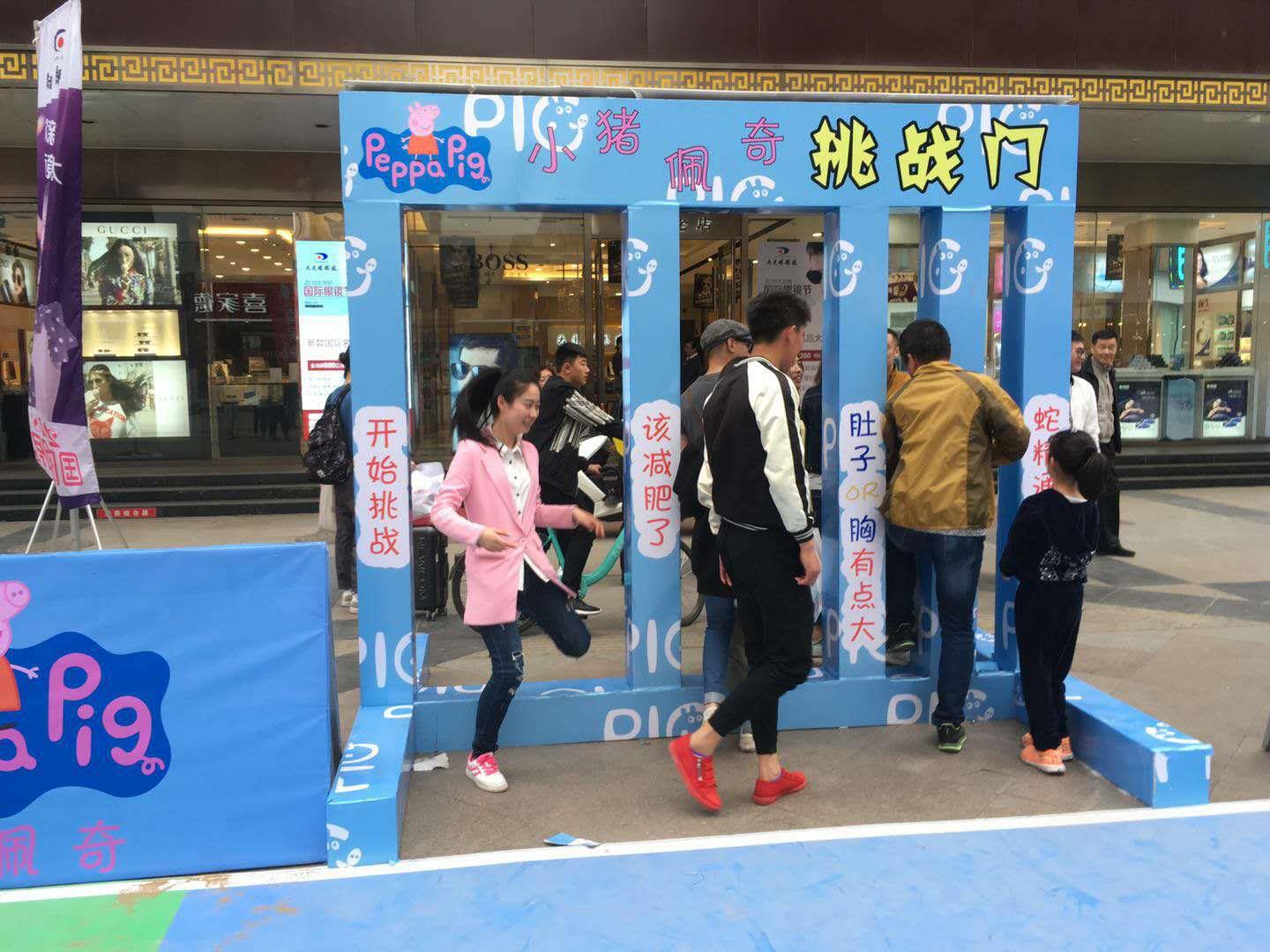 \"Internet celebrity figure challenge gate appears on the streets of Shenyang\" Come and see which gate you can pass?