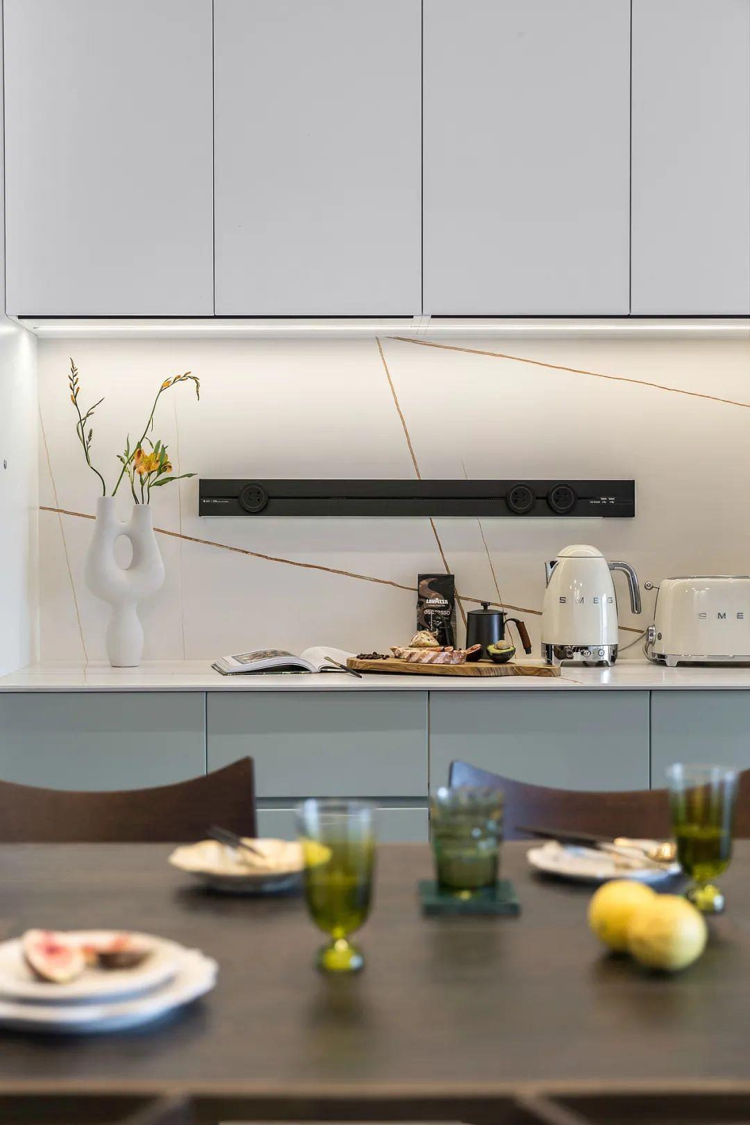 I know that every kitchen must be installed, but I always ignore it. After moving in, my elders praised me for being so good at it!