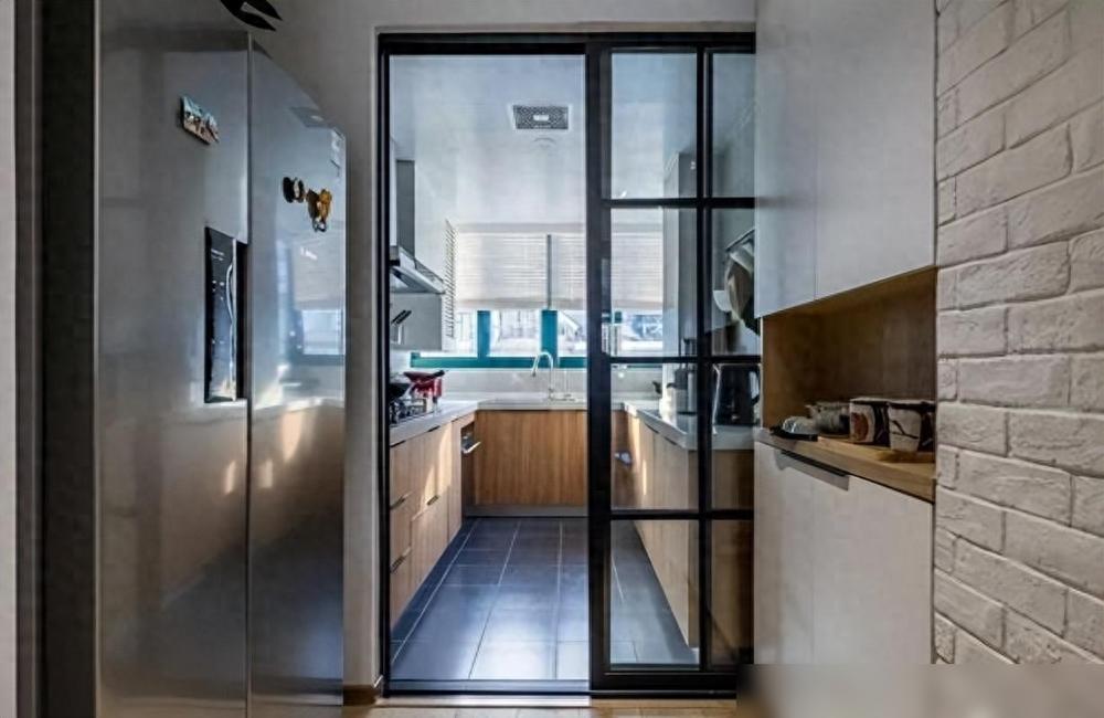 Kitchen or \"sliding door\"? It’s outdated, now the “PD door” is popular, it’s tight and looks good