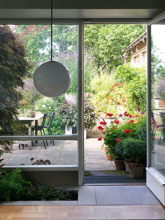If you want to install two entrance doors, you need to install two, one for entrance and exit, and one for landscaping. No matter how you look at it, it looks classy.