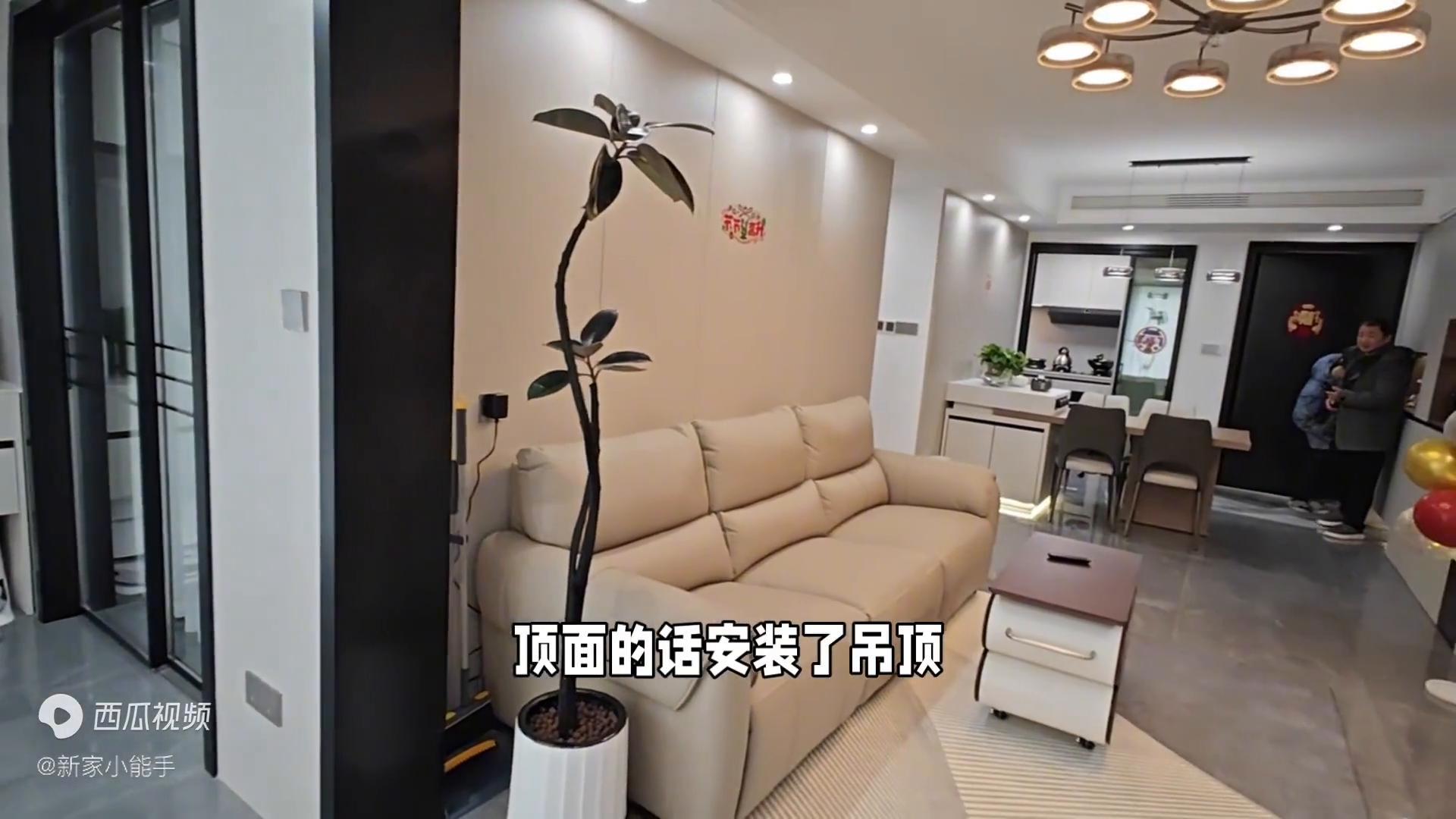 I saw the decoration of a friend’s house. It’s so exquisite and beautiful. It’s really enviable. Please share it.