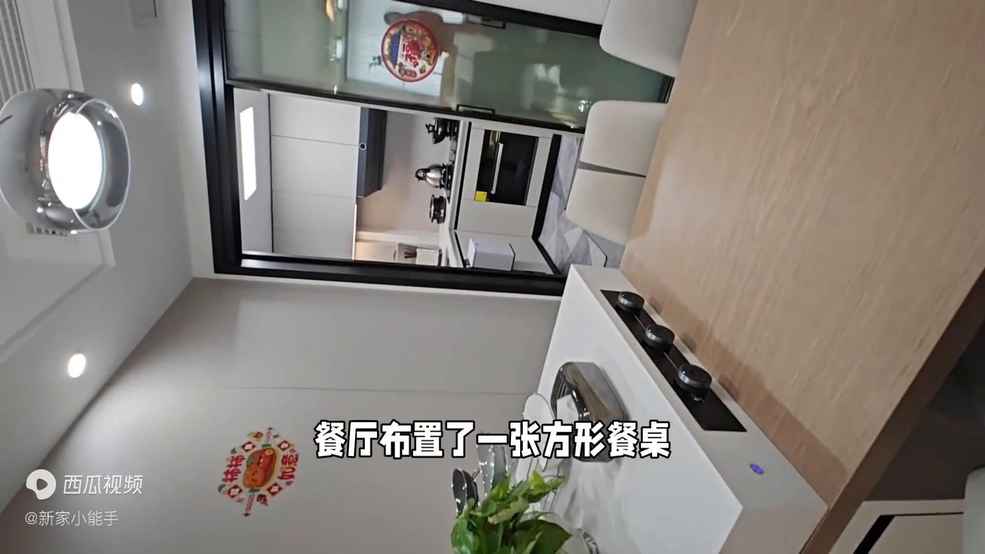 I saw the decoration of a friend’s house. It’s so exquisite and beautiful. It’s really enviable. Please share it.