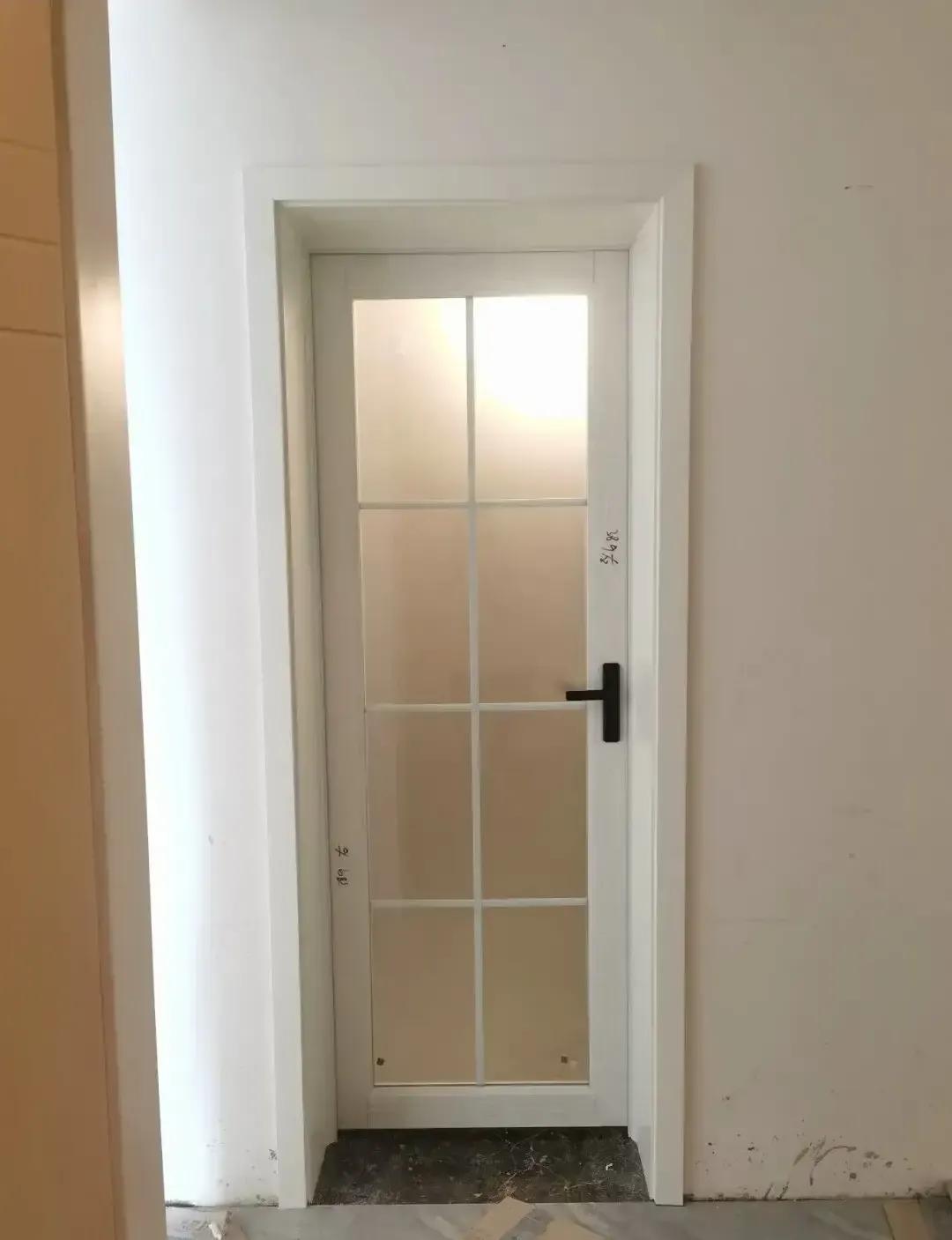 Actual photo of bathroom door decoration effect in new house decoration