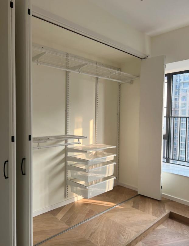 If you make a folding door for a metal wardrobe, you really won’t save money.