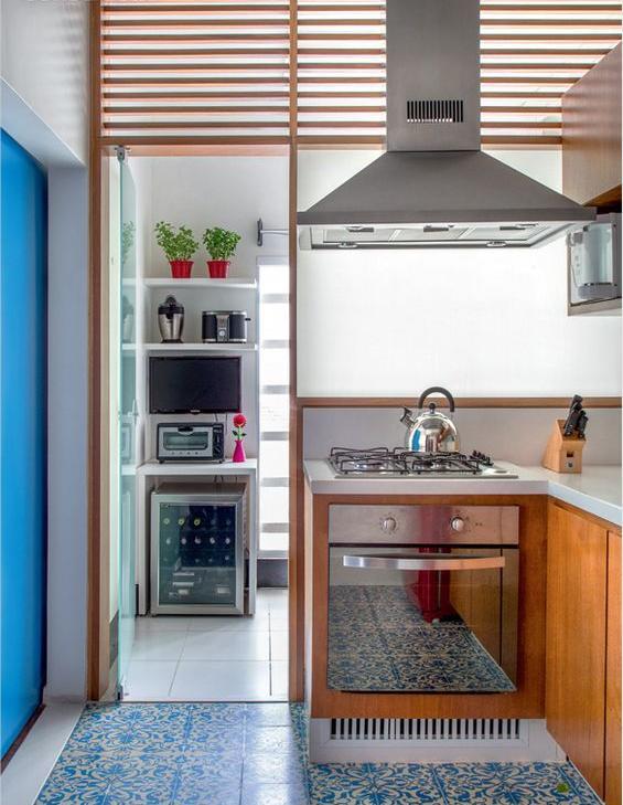 The kitchen has a balcony, and the partition wall is not built to the top. A 45cm gap is reserved for a grille window, which allows good light transmission and quick smoke exhaust.