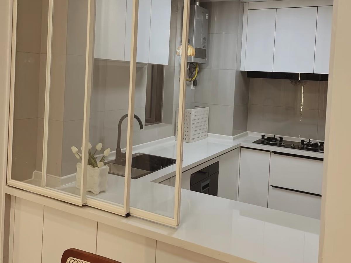 During this renovation, my husband insisted on not installing a sliding kitchen door. After the completion, the effect was amazing.