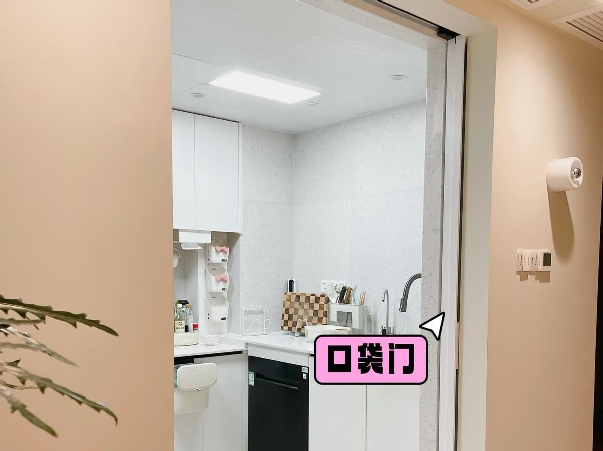 During this renovation, my husband insisted on not installing a sliding kitchen door. After the completion, the effect was amazing.
